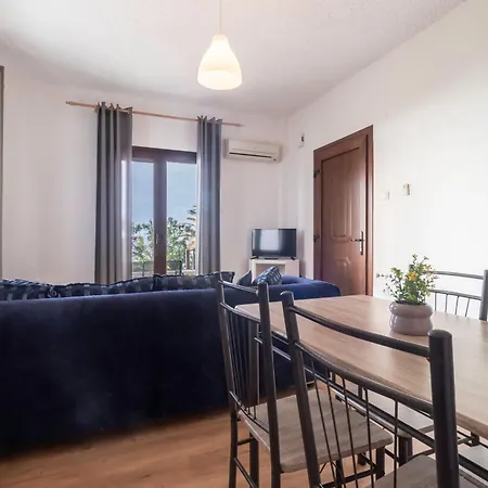 Waterside Flat Polychrono